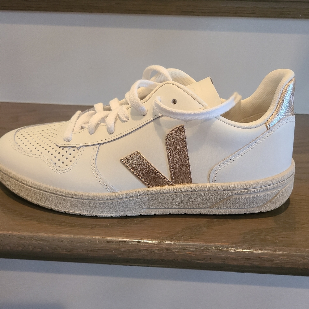 Veja Womens V-10 Leather Platine Trainers In White
